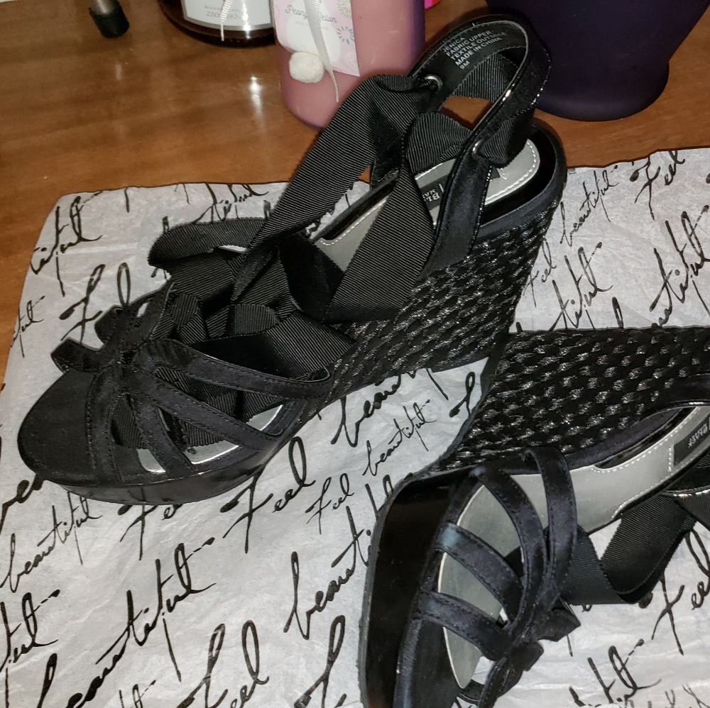 I sell platform shoes brand white house